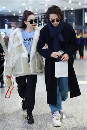 戚薇浑身帅气感,穿皮毛夹克与李承铉走机场,真是“神仙眷侣”
