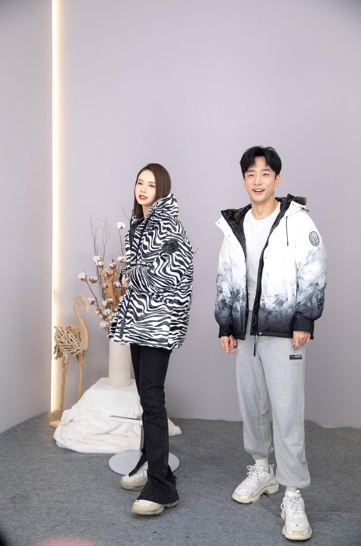 戚薇浑身帅气感,穿皮毛夹克与李承铉走机场,真是“神仙眷侣”