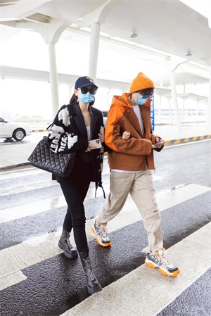 戚薇浑身帅气感,穿皮毛夹克与李承铉走机场,真是“神仙眷侣”