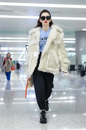 戚薇浑身帅气感,穿皮毛夹克与李承铉走机场,真是“神仙眷侣”