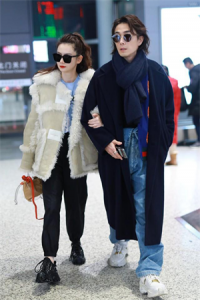 ​戚薇浑身帅气感，穿皮毛夹克与李承铉走机场，真是“神仙眷侣”