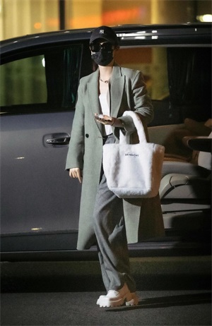 戚薇浑身帅气感,穿皮毛夹克与李承铉走机场,真是“神仙眷侣”