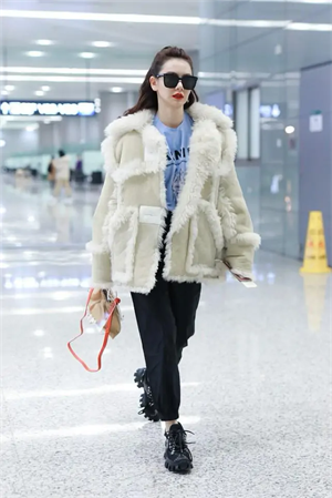 戚薇浑身帅气感,穿皮毛夹克与李承铉走机场,真是“神仙眷侣”