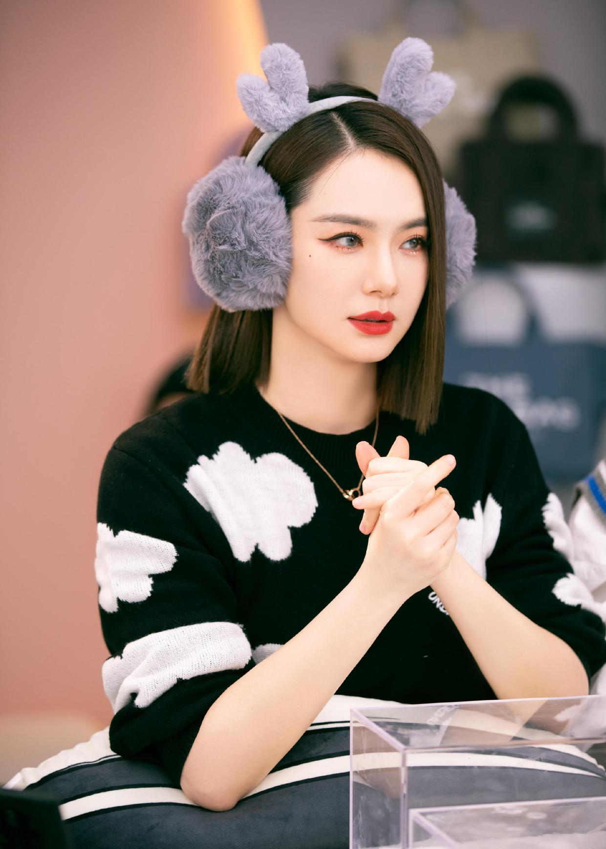 戚薇浑身帅气感,穿皮毛夹克与李承铉走机场,真是“神仙眷侣”