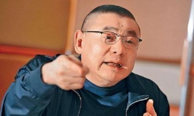 ​杨受成的蛋糕事件是什么（躺嫩女腿上吃蛋糕的杨受成）