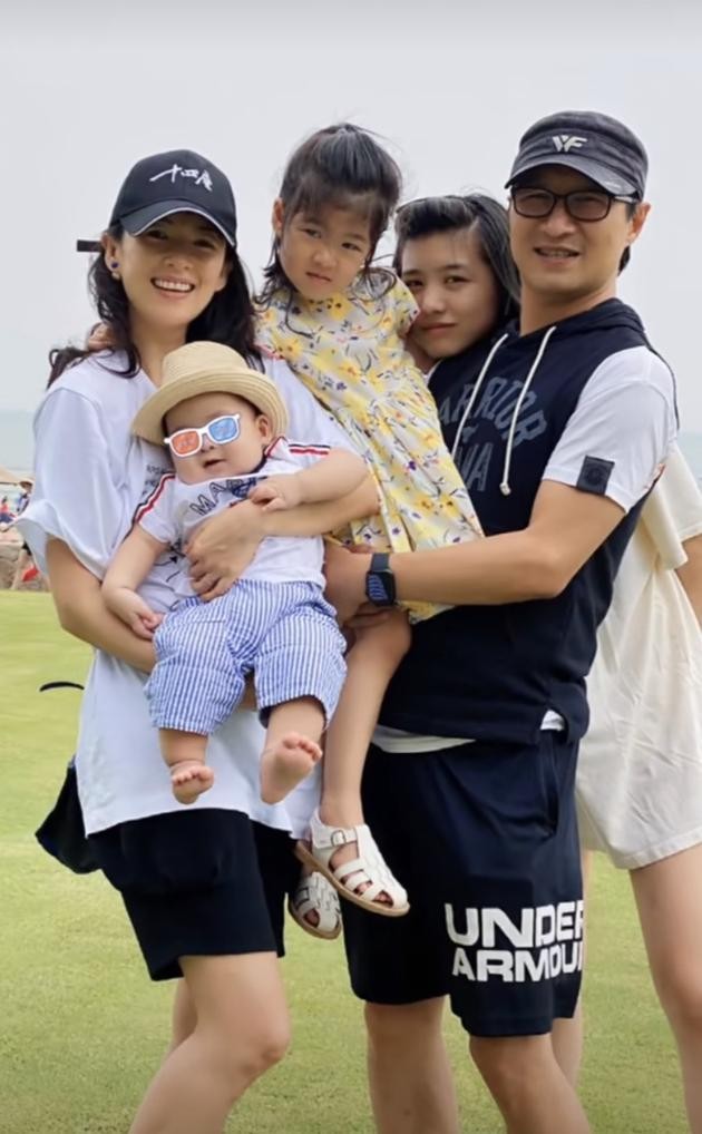 汪峰怎么了吵架了(汪峰卑躬屈膝跟随头顶几乎全秃)