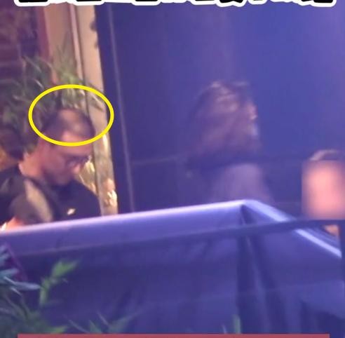 汪峰怎么了吵架了(汪峰卑躬屈膝跟随头顶几乎全秃)