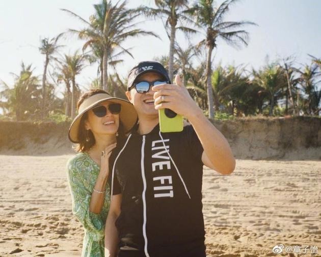 汪峰怎么了吵架了(汪峰卑躬屈膝跟随头顶几乎全秃)