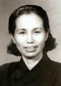 ​周旋于大亨之间，秘密帮助共产党人躲避追杀，她是上海滩的董先生