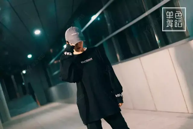 刘思涵走在冷风中(刘思涵唱走在冷风中) 刘思涵 第1张