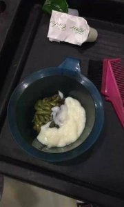 ​染头发把头皮染黑了怎么办(染发整个头皮都染黑了怎么洗掉)