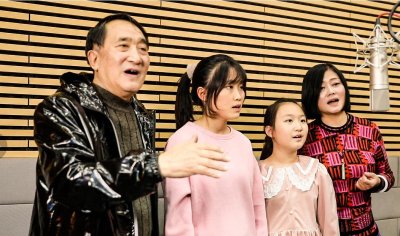 ​老艺术家石小杰领唱歌曲《坐上高铁去台湾》