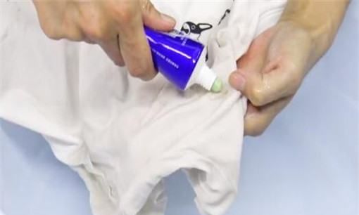 衣服铁锈怎么洗掉妙招,浅色衣服上的锈迹怎么去除图2