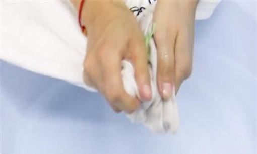 衣服铁锈怎么洗掉妙招,浅色衣服上的锈迹怎么去除图3