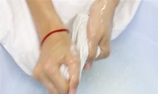 衣服铁锈怎么洗掉妙招,浅色衣服上的锈迹怎么去除图6