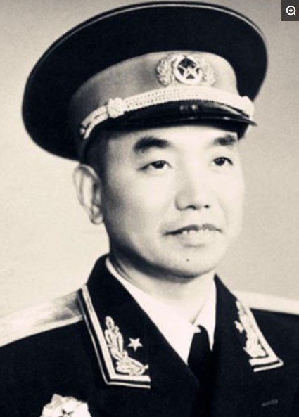 看完韩先楚上将妻子，再看萧克上将妻子，都健在，一生令人敬佩