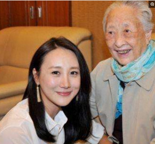 看完韩先楚上将妻子，再看萧克上将妻子，都健在，一生令人敬佩