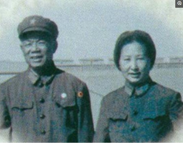 看完韩先楚上将妻子，再看萧克上将妻子，都健在，一生令人敬佩