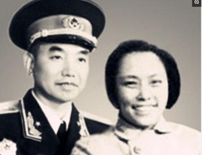 看完韩先楚上将妻子，再看萧克上将妻子，都健在，一生令人敬佩