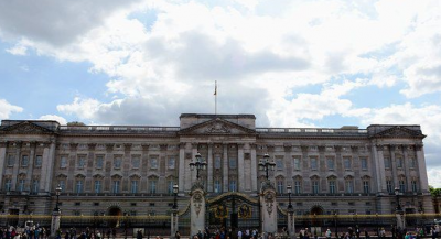 ​英国女王住的地方叫什么宫,英国女王的皇宫叫什么名字
