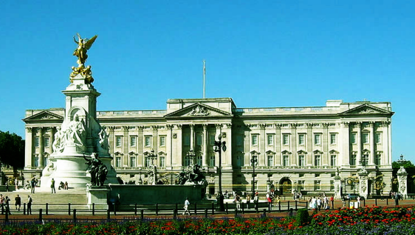 英国女王住的地方叫什么宫,英国女王的皇宫叫什么名字图2