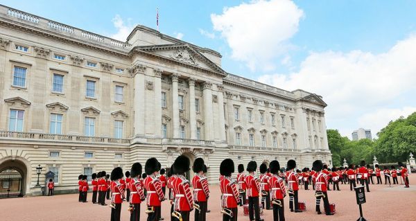 英国女王住的地方叫什么宫,英国女王的皇宫叫什么名字图3