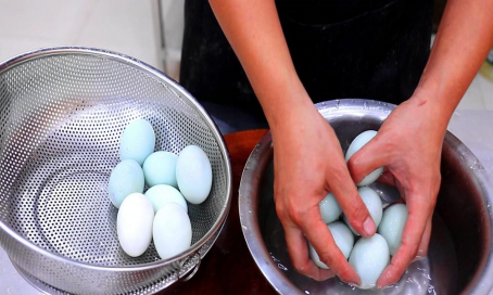 咸鸭蛋怎样做才流油,流油的咸鸭蛋是怎么做出来的?图3