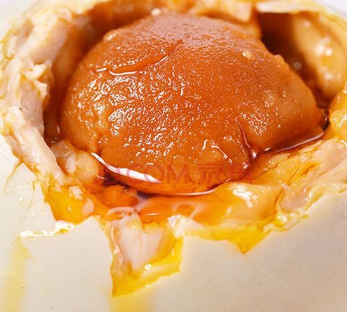 流油的咸鸭蛋是怎么做出来的?