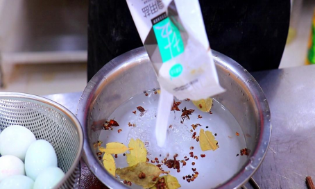 咸鸭蛋怎样做才流油,流油的咸鸭蛋是怎么做出来的?图4