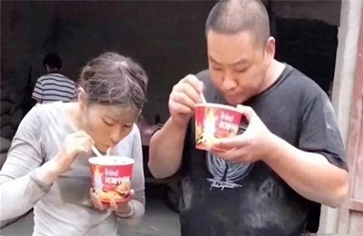 ​卖惨走红的水泥妹，骗局被揭穿后，老公和她离婚，现状讽刺又可笑