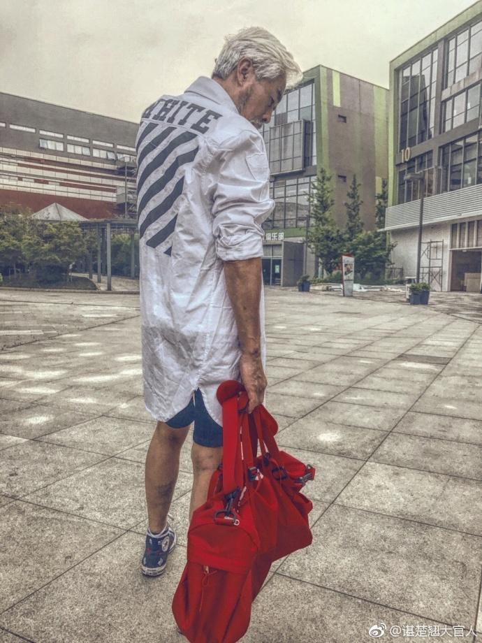 张双利，从未当过主角，却成了最帅的60岁男人