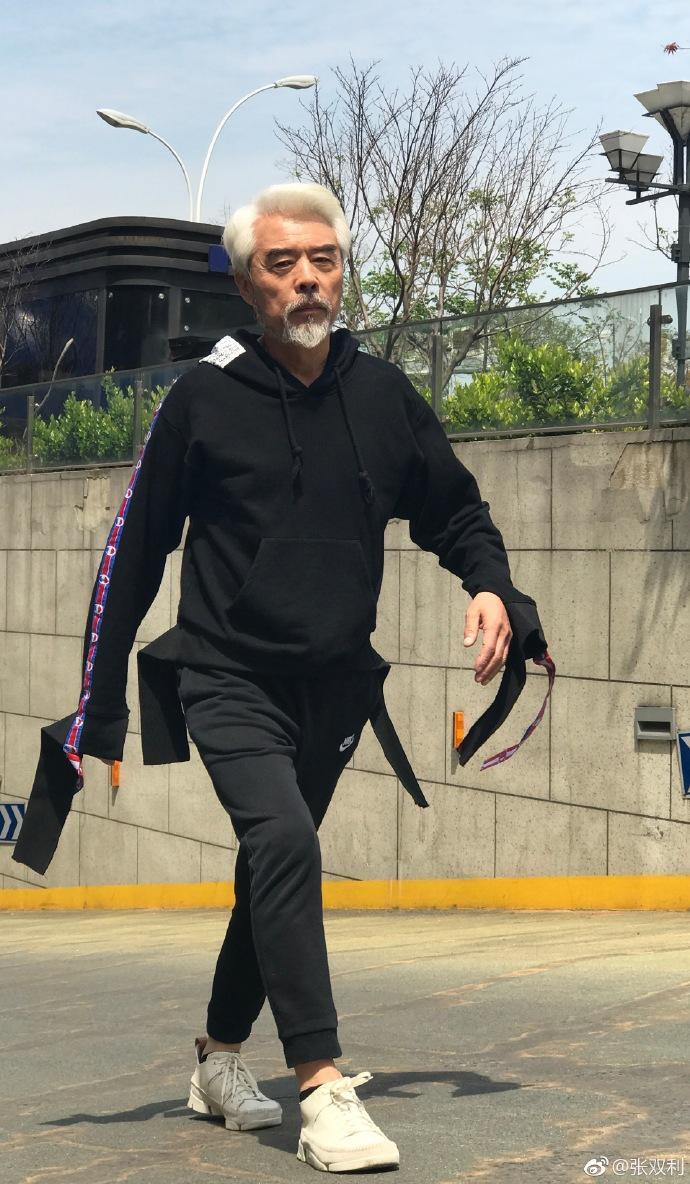 张双利，从未当过主角，却成了最帅的60岁男人