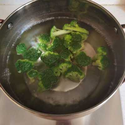 西兰花炒虾仁怎么做好吃（虾仁炒西兰花详细教程）