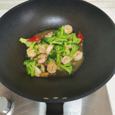 西兰花炒虾仁怎么做好吃（虾仁炒西兰花详细教程）