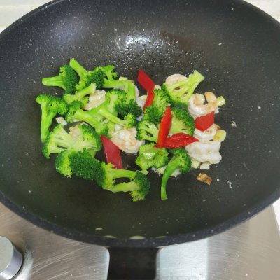 西兰花炒虾仁怎么做好吃（虾仁炒西兰花详细教程）