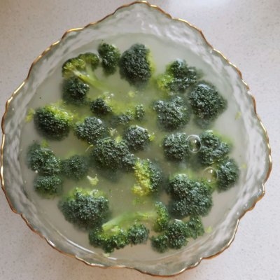 西兰花炒虾仁怎么做好吃（虾仁炒西兰花详细教程）