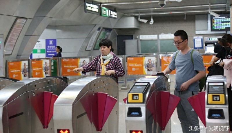 先乘车后付费!北京地铁开通二维码乘车,不用充值不用押金