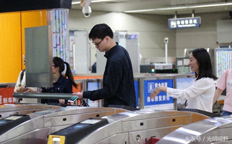 先乘车后付费!北京地铁开通二维码乘车,不用充值不用押金