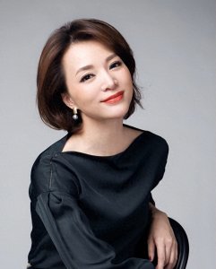 ​央视一姐十年春晚主持董卿，却因丈夫一张执行令，慢慢销声匿迹