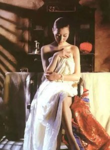 ​汤加丽：因“人体写真”和丈夫离婚，被父亲冷战，今46岁孤身一人