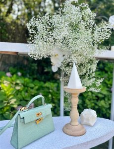 ​“世界小姐”孙心娅晒写真，吊带抹胸装清凉打扮，享受夏日美景