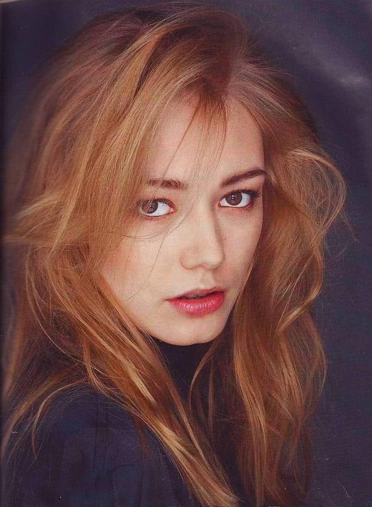 奥莎娜·阿金什那个人资料写真作品