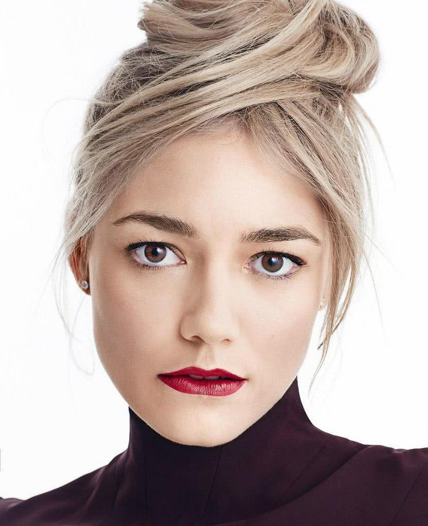 奥莎娜·阿金什那个人资料写真作品