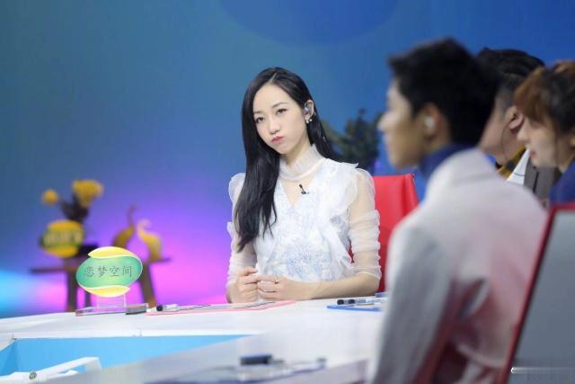 韩雪越活越年轻了,穿蕾丝上衣轻盈优雅,侧分编发优雅又清纯