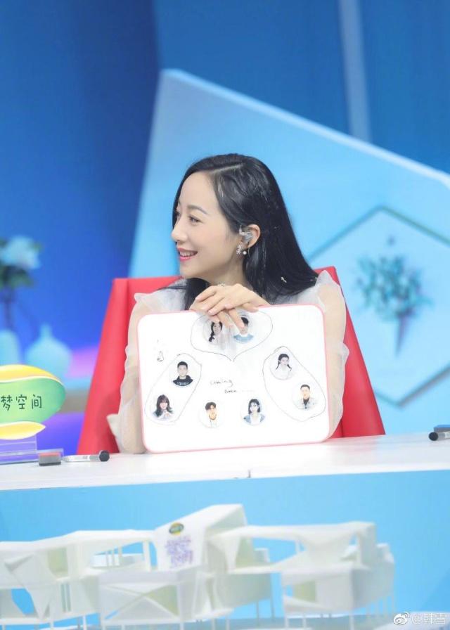 韩雪越活越年轻了,穿蕾丝上衣轻盈优雅,侧分编发优雅又清纯