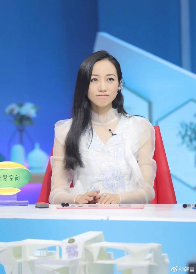 韩雪越活越年轻了,穿蕾丝上衣轻盈优雅,侧分编发优雅又清纯