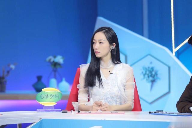 韩雪越活越年轻了,穿蕾丝上衣轻盈优雅,侧分编发优雅又清纯