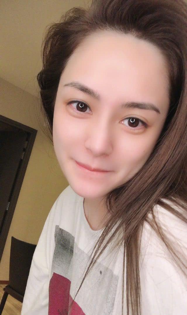 阿娇一口气晒18张自拍! 千姿百态太撩人, 网友: 和迪丽热巴分不清