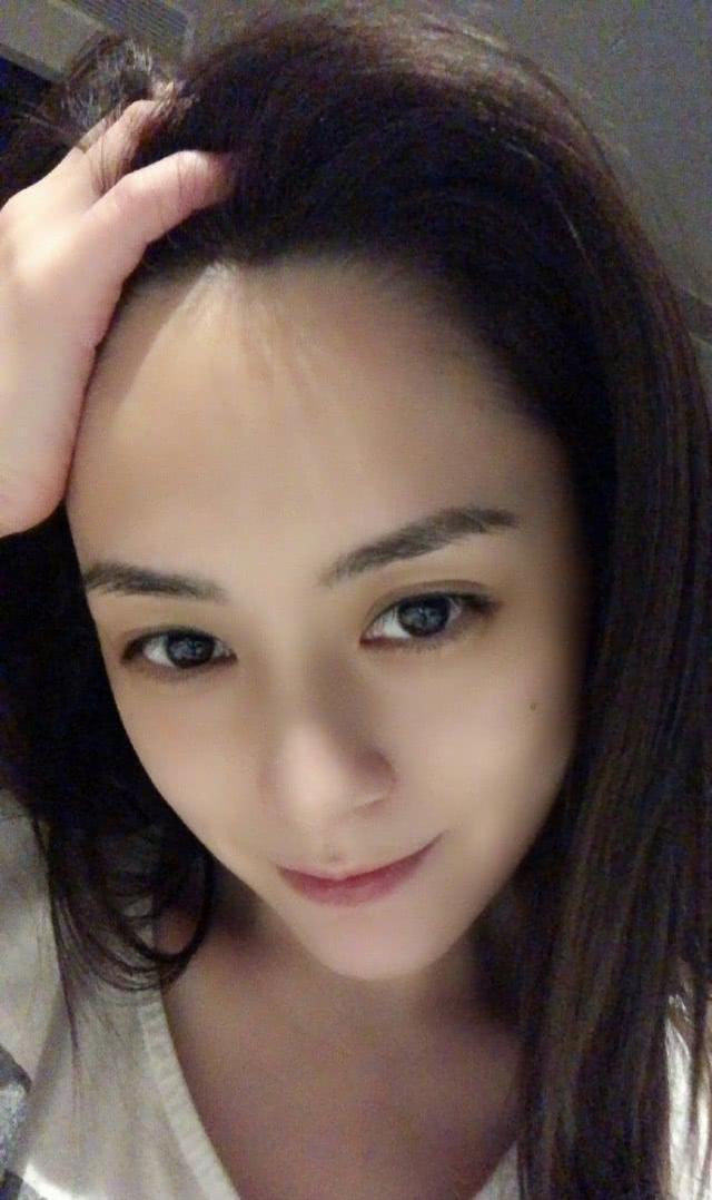 阿娇一口气晒18张自拍! 千姿百态太撩人, 网友: 和迪丽热巴分不清