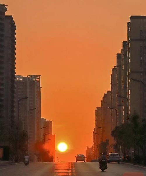 “曼哈顿悬日”是指在纽约曼哈顿出现的一种自然现象．在每年特定日期的前后